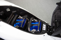 「PCXエレクトリック」のシート下には、48V系の「モバイルパワーパック」が2つ並ぶ。走行時はこれらを直列に接続してシステム電圧を96V系に変更、電力による損失を抑え、システム全体の効率を高める。