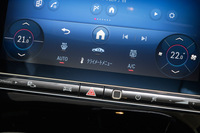 タッチスクリーンに統合されたエアコンのコントローラー。「ラグジュアリー」の空調システムには、エアフィルター機能や空気清浄機能、パフュームアトマイザーがセットとなった「エアバランスパッケージ」が採用される。