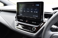 独立したデザインのセンターディスプレイ。周囲に配されたピアノブラックやシルバーの加飾で「凝縮した精緻(せいち)感」が表現されている。