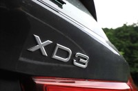 「XD3」のリアエンブレム。「X」は「BMW X3」と同様にSUVモデルであることを、「D」はパワーユニットがディーゼルであることを示す。