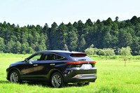 新型「ハリアー」のボディーは、先代よりも構造接着剤を増やしつつ、リア開口部の結合を強化するなどして、ねじり剛性が約1.8倍にまで高められている。