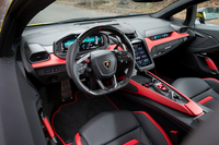 この手のミドシップスーパーカーとしてはキャビンが広々としているのが「テメラリオ」の特徴。サーキットでヘルメットを装着しても余裕なほどのヘッドクリアランスが確保されている。