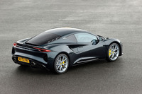 アルミの押し出し材を接着剤で組み立てるシャシーの工法は従来モデルと同じだが、もちろん設計は刷新されている。米国や中国でも売れるようにと、ボディーサイズの拡大による衝突安全性の向上と、安全装備の強化が図られた。