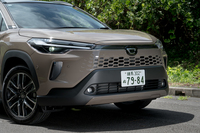 開口部がグラデーション状になった新デザインのバンパーを採用。ヘッドランプユニットも刷新されており、ワイドなデイタイムランニングライト(ウインカーも兼ねる)が目印だ。