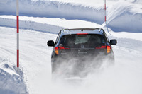 マイナーチェンジではリアルタイムAWDの制御が見直しを受けており、雪上での旋回や登坂発進時の乗り味が改善されている。