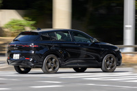 トナーレのプラットフォームは、さかのぼれば2005年登場の「フィアット・グランデプント」に起源を見いだせるもので、長らく旧FCAやステランティス、ゼネラルモーターズのコンパクトカー/コンパクトSUVの車台として活躍してきた。