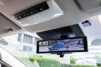 カメラが後方視界を映し出す「インテリジェントルームミラー」はセットオプションに含まれるアイテム。日産のコンパクトSUV「キックス」のような、アラウンドビューモニター映像を表示する機能は備わっていない。