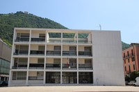 イタリア合理主義建築の代表例から。コモに今日も残るカーザ・デル・ファッショは、ジュゼッペ・テッラーニの設計による。1936年落成とは思えぬモダンさが漂う。