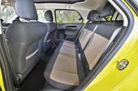 ホイールベースが2595mmと長めなこともあり、サブコンパクトクラスにしては後席の足元に余裕がある。