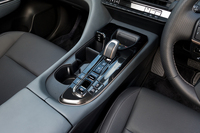 シフトセレクターはレザーとウォームスティール加飾の組み合わせ。ドライブモードセレクターやプラグインハイブリッドシステムの制御切り替えスイッチなどとまとめて機能的に配置されている。