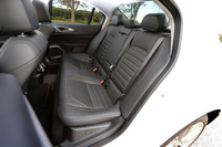 後席は4:2:4の3分割可倒式。専用のエアコン吹き出し口やドリンクホルダー付きセンターアームレスト、USB端子などが備わる。