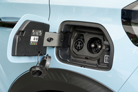 充電ポートは車体左側後部に装備。普通充電用と急速充電用のキャップがひもで結ばれており、「同時には使わないでしょ」というメッセージを感じる。