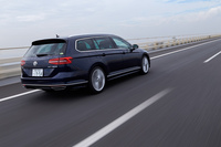 「パサート」には、歩行者にも対応した自動緊急ブレーキや、ドライバー疲労検知システム、レーンキープアシストシステム、衝突事故の際の2次被害を予防、もしくは軽減する「プロアクティブ・オキュパント・プロテクション」など、さまざまなドライバー支援システムが搭載されている。