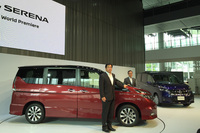 新型「セレナ」と日産自動車の坂本秀行副社長(手前)と、中村公泰副社長(奥)。