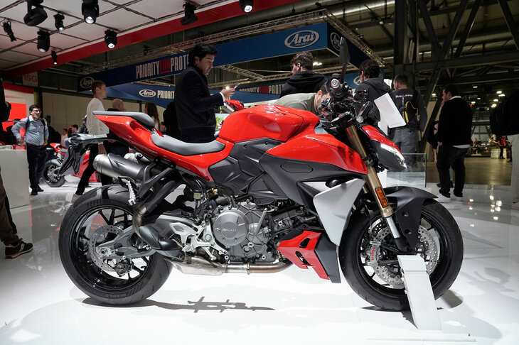 その「パニガーレV2」とプラットフォームを共有する新型車が「ストリートファイターV2」だ。こちらも前モデルから17kgのダイエットに成功し、歴代最軽量の車重を実現。モデル名の“ストリートファイター”は、スーパースポーツをベースにネイキッドスタイルに仕立て上げた、欧州で人気のカテゴリー名でもある。