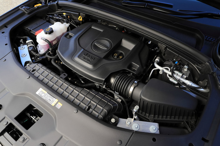 「ペンタスター」と呼ばれる3.6リッターV6エンジンは、2010年登場の先代「グランドチェロキー」から導入されたクライスラー/ジープ/ダッジではおなじみのユニットだ。使用燃料がレギュラーガソリンなのがうれしい。
