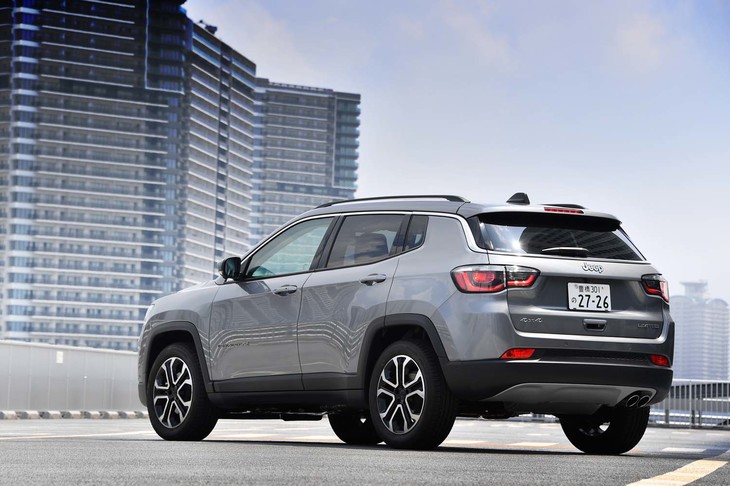 上級SUV「グランドチェロキー」を思わせるたたずまいの「コンパス」。ボディーカラーはグレー(写真)のほか、レッド、ホワイト、ブラック系の3色が選べる。