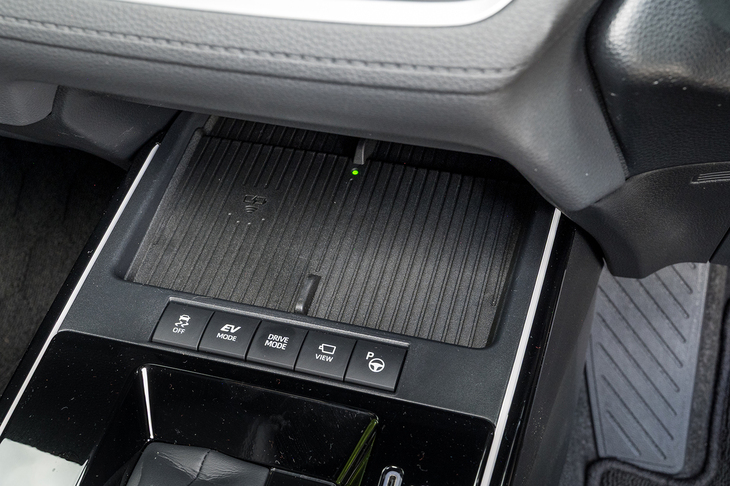 センターコンソールの前方にはスマートフォンを2つ並べて置けるスペースを新設。ワイヤレス充電機能はオプションだ(左側のみ)。