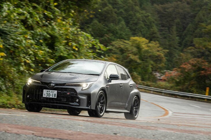 【トヨタGRカローラRZ“モリゾウエディション”のスペック】
	ボディーサイズ:全長×全幅×全高=4410×1850×1475mm/ホイールベース:2640mm/車重:1440kg/駆動方式:4WD/エンジン:1.6リッター直3 DOHC 12バルブ ターボ/トランスミッション:6段MT/最高出力:304PS(224kW)/6500rpm/最大トルク:400N・m(40.8kgf・m)/3250-4600rpm/タイヤ:(前)245/40R18 97Y XL/(後)245/40R18 97Y XL(ミシュラン・パイロットスポーツ カップ2コネクト)/燃費:--km/リッター/価格:715万円
	
	【取材時の燃費データ】
	テスト距離:192.1km(市街地1:高速道路7:山岳路2)/使用燃料:--リッター(ハイオクガソリン)/参考燃費:11.5km/リッター(車載燃費計計測値)