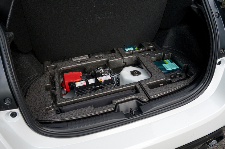 荷室の床下にはインタークーラー用ウオータースプレーのタンクを搭載している。