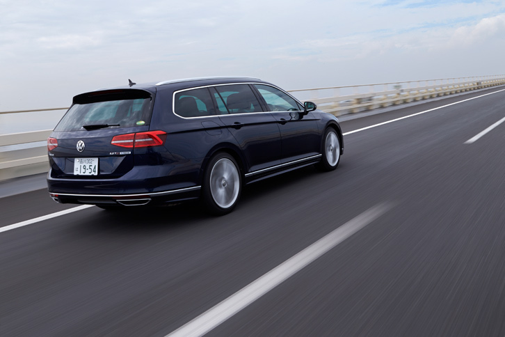 「パサート」には、歩行者にも対応した自動緊急ブレーキや、ドライバー疲労検知システム、レーンキープアシストシステム、衝突事故の際の2次被害を予防、もしくは軽減する「プロアクティブ・オキュパント・プロテクション」など、さまざまなドライバー支援システムが搭載されている。