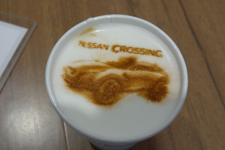 「クロッシング カフェ」のラテアート。写真は「Gripzコンセプト」。