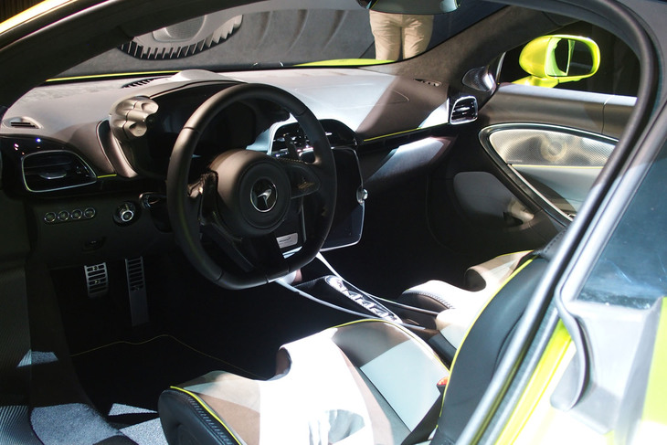 メーターパネルに8インチ液晶ディスプレイを採用。ストップ&ゴー機能付きインテリジェントアダプティブクルーズコントロール、レーンデパーチャーウオーニング、ハイビームアシストなど運転支援システムの充実も「アルトゥーラ」の特徴。