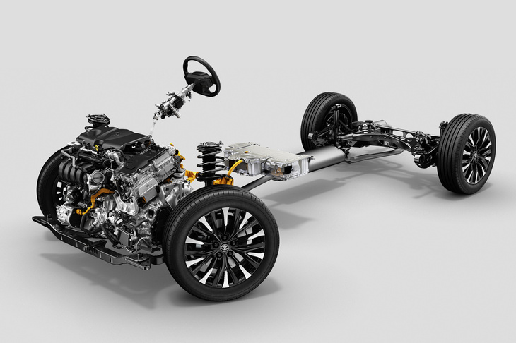 ハイブリッド車のパワートレインはエンジンも電動システムも全面刷新。駆動方式は先代では4WDのみだったが、新型ではFFも選べるようになった。