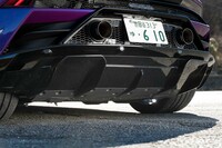 リアディフューザーも「RWD」専用デザインとなっている。計5本の大型フィンがそびえ立つ。