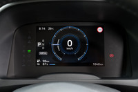 全車に装備される7インチカラー液晶メーター。車速や走行距離はもちろん、バッテリーの残量や充電の所要時間、予防安全・運転支援システムの作動状態など、さまざまな情報を確認できる。