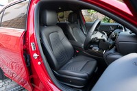 前席の空間は、従来モデルよりもヘッドルームが7mm、ショルダールームが9mmそれぞれ拡大したと説明される。