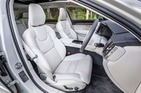 「バーチライトメタリック」の外装色が選択された「インスクリプション」グレードでは、「チャコール/ブロンド」の内装色と明るい「ブロンド」色のファインナッパレザーシート表皮が組み合わされる。