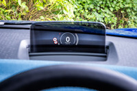 速度計や燃料計などもセンターディスプレイに集約。いわゆるメーターパネルは存在しないが、ステアリングホイールの奥にヘッドアップディスプレイが配置されるので、運転に必要な情報を得るには困らない。