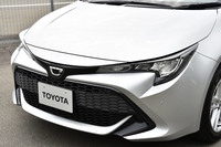 立体的なフロントまわり。ヘッドランプには「マークX」を思わせるくさび形のデザインが採用されている。