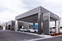 最新CIによってデザインされた、ジャガー・ランドローバー・アプルーブド足立の展示スペース。