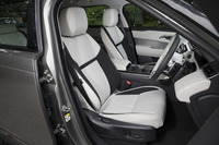 パーフォレイテッドグレインレザーで仕立てられた「SE」グレードのシート。オプションでパーフォレイテッドウィンザーレザーも選べる。