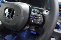 ブルーのステッチが入る2本スポークデザインの本革巻きステアリングホイール。右スポークのスイッチパネルには、「BOOST」モードの選択ボタンが備わる。