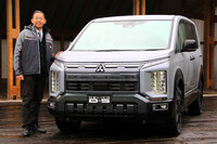 「三菱デリカD:5」と、同車の開発責任者を務める三菱自動車工業 商品戦略本部チーフ・プロダクト・スペシャリストの藤井康輔さん。