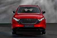 前編に続き、まずはフロントまわりの話から。新型「CX-5」の顔まわりは、前に張り出したバンパーロアと、にらみの利いたヘッドランプ、その下の隈取(くまどり)的な意匠などにより、かなり押し出しの強いイメージとなった。