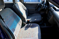 そのインテリア。ポップ感覚あふれるシート地は、今日見ても新鮮である。