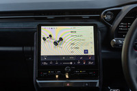 センターディスプレイのサイズは9.8インチ。ドライブトレインの作動状況を示すページにはきちんとプロペラシャフトが描かれている。