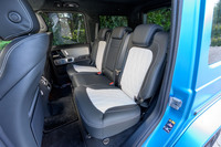 スペアタイヤを除いたボディーの全長は4690mmのため、後席の広さはまずまずといったところ。背もたれをフラットレベルにまで倒すには、座面をはね上げて前に倒す必要がある。