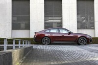 BMWの「4シリーズ グランクーペ」は、「4シリーズ」のダイナミックなデザインや運動性能と、5ドアならではの機能性を併せ持つとうたわれるモデル。今回試乗した「M440i xDriveグランクーペ」は、その4WDの高性能バージョンといえる。