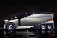 「LSコンセプト」は、まさかの6輪ミニバン! その異形ないでたちで、大いに注目を集めていた。