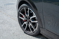 タイヤは215/40R18サイズの「ピレリ・チントゥラートP7」。ハイトが極めて低いので、段差乗り越え時などには少々気を使う。