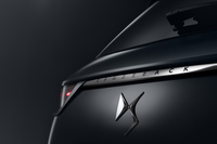 「DS 7クロスバック リーニュノアールBlueHDi」のエンブレム。