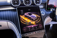 センターコンソール下部左に走行モード切り替え用の「DYNAMIC SELECT」スイッチを配置。「CLE200クーペ スポーツ」では「ECO」「Comfort」「Sport」「Individual」の4種類から走行モードを任意に選択できる。