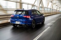 ボディーカラーは「ラピスブルーメタリック/ブラックルーフ」「ピュアホワイト/ブラックルーフ」「グラナディラブラックメタリック」から選択が可能。ラピスブルーのみ4万4000円の有償色となる。