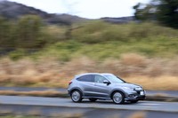 シャシーは、フロントサイドメンバーやサイドシルなどに強化ブレースが追加された欧州向けがベース。さらに、コアサポートやバンパービームなどがターボ専用部品に換装されている。