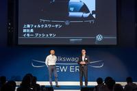 発表イベントのステージ上ではフォルクスワーゲン ジャパンのブランドディレクターを務めるアンドレア・カルカーニ氏(左)がフォルクスワーゲン グループ イタリアに再赴任することがアナウンスされ、後任となるイモー・ブッシュマン氏(右)が紹介された。